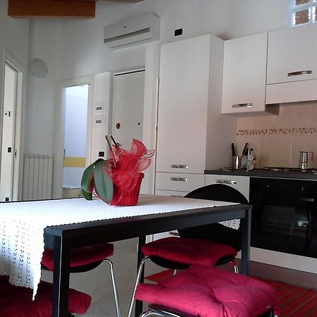 פונדי Casa Vacanze The Flea'S Home חדר תמונה