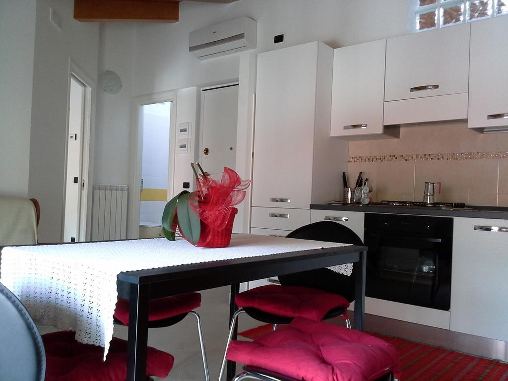 פונדי Casa Vacanze The Flea'S Home חדר תמונה